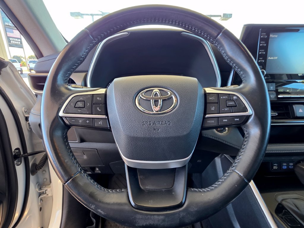 Used 2022 Toyota Highlander XLE AWD/4WD image 13
