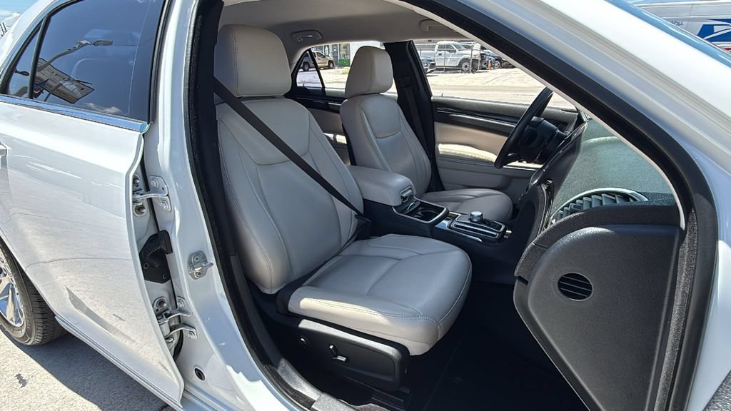 Used 2018 Chrysler 300 Touring L RWD image 40