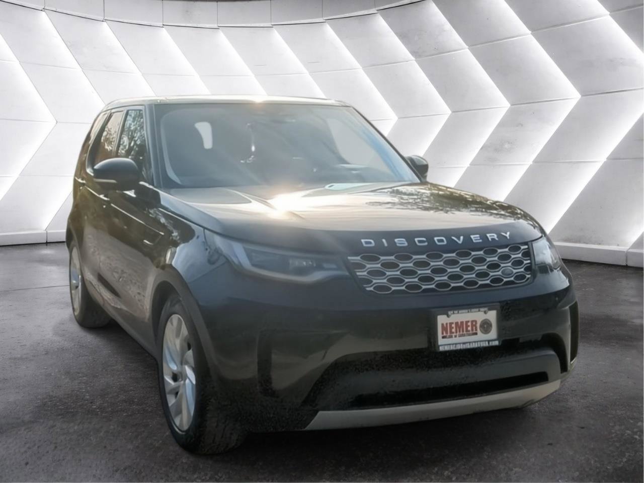 Used 2024 Land Rover Discovery S AWD/4WD image 3