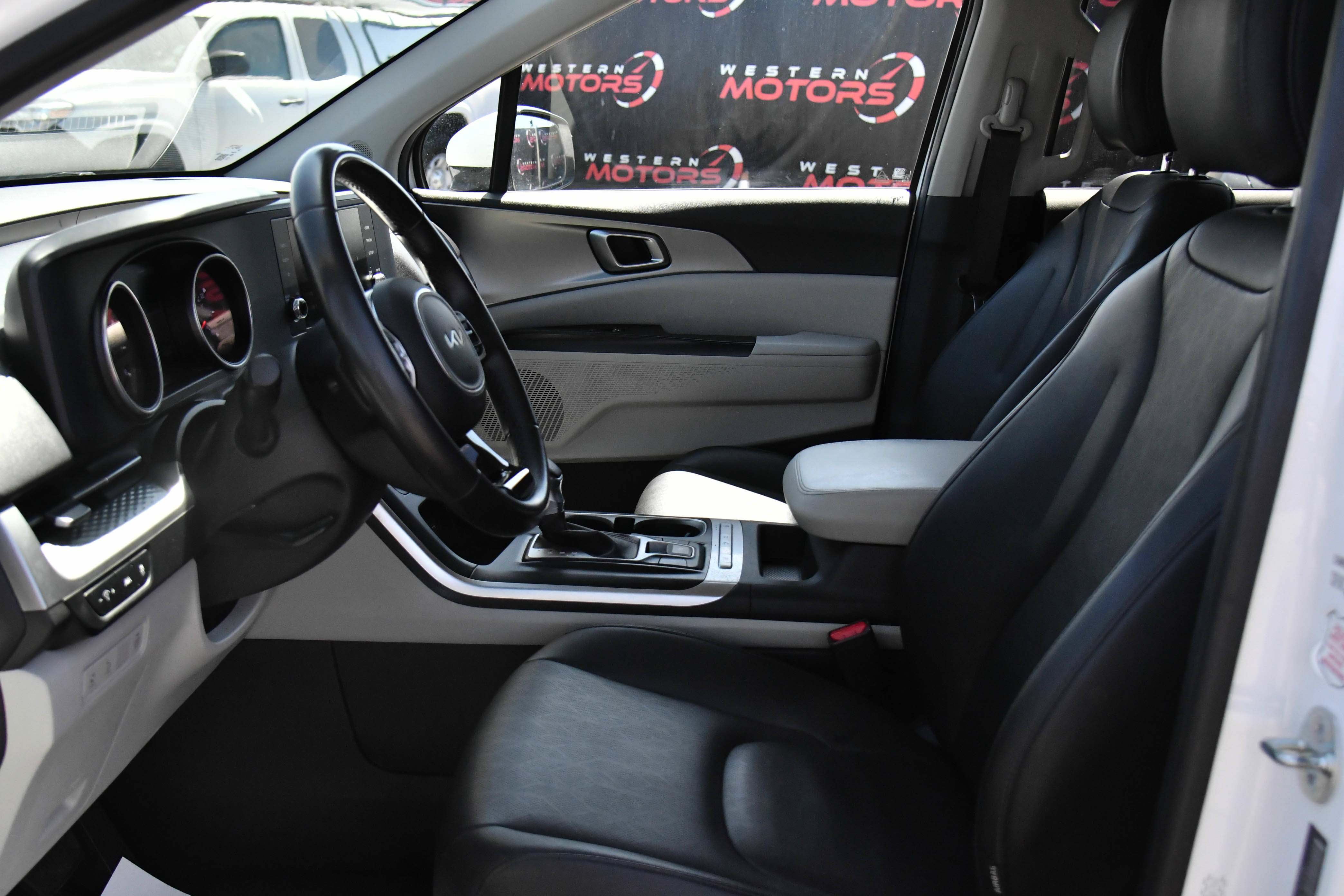 Used 2023 Kia Carnival LX FWD image 18