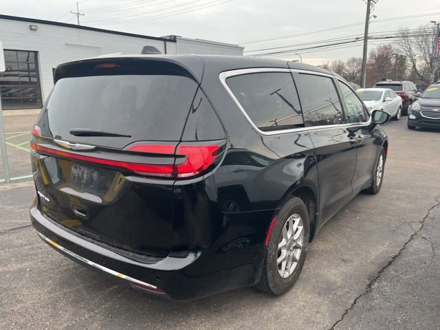 Used 2025 Chrysler Pacifica Select image 5