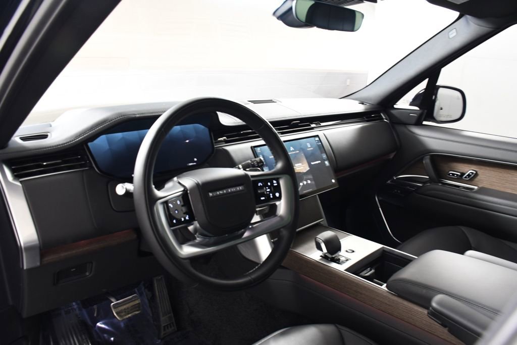 Certified 2025 Land Rover Range Rover SE image 12