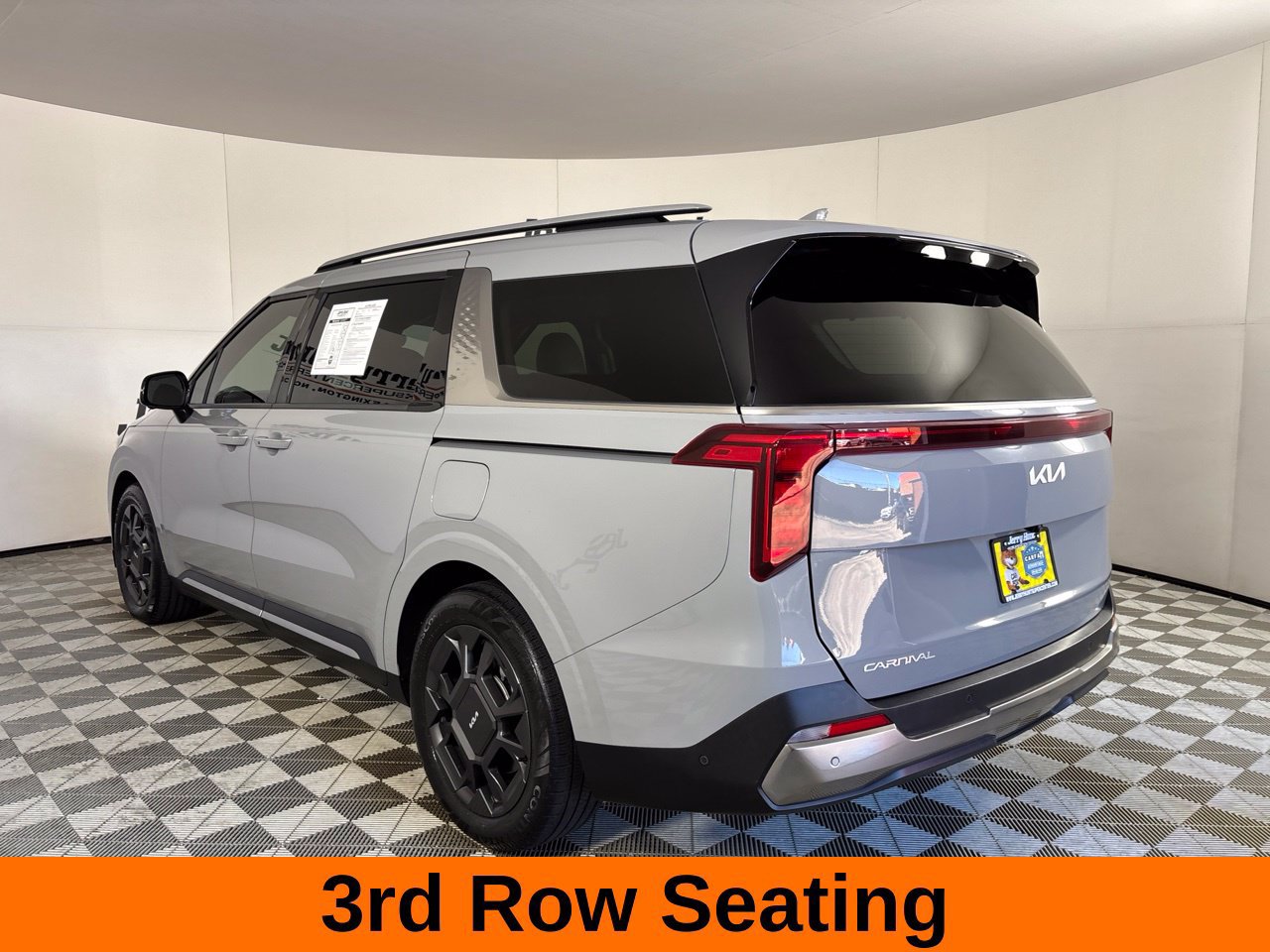 Used 2025 Kia Carnival SX FWD image 9