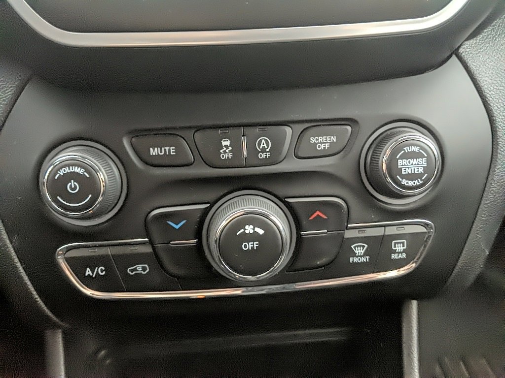 Used 2019 Jeep Cherokee Latitude Plus w/ Trailer Tow Group image 17