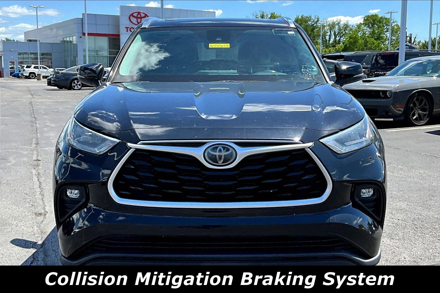Used 2020 Toyota Highlander XLE FWD image 2