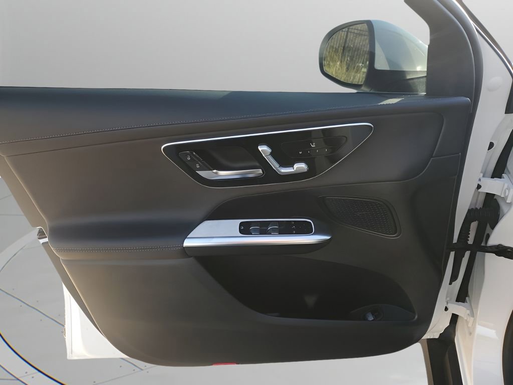 Used 2025 Mercedes-Benz GLC 300 4MATIC image 26