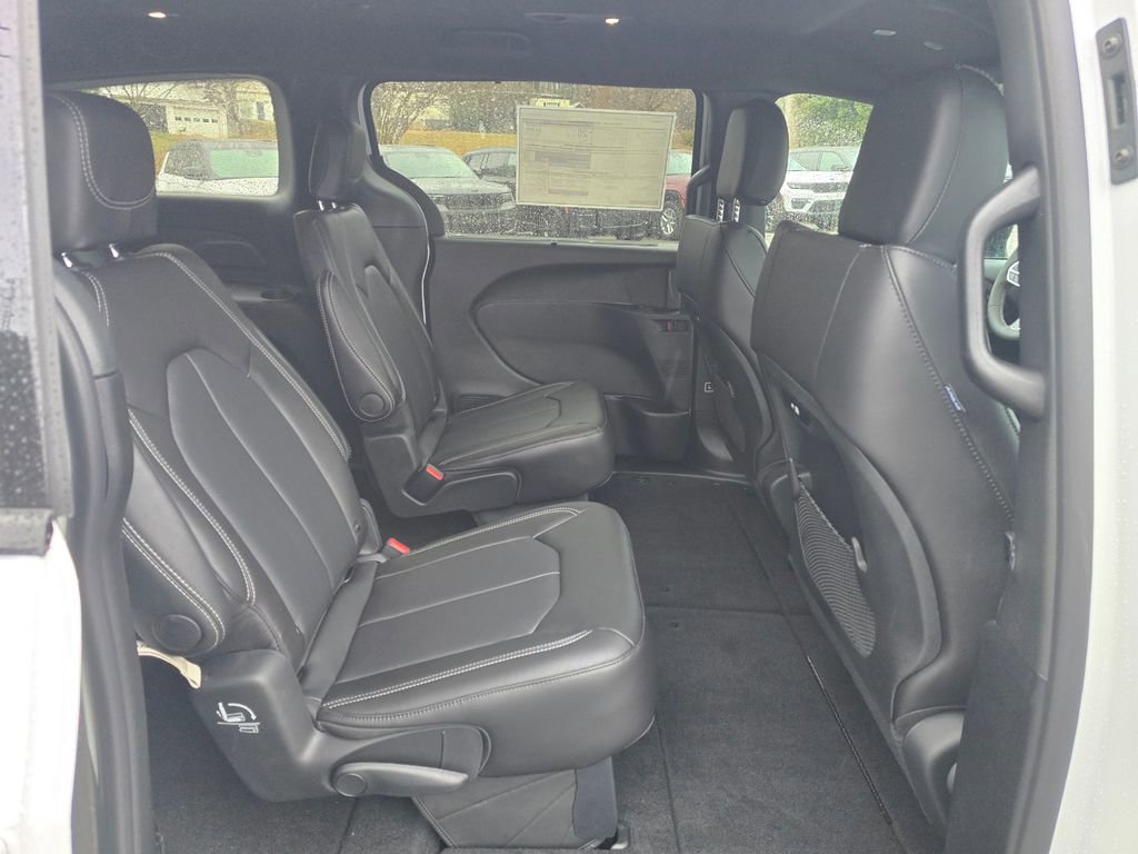 New 2026 Chrysler Pacifica Select image 23