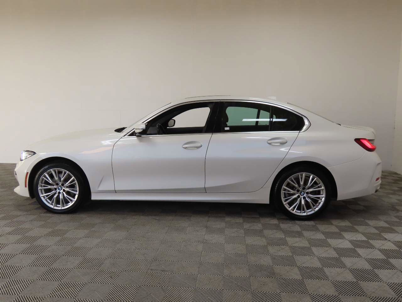 Used 2024 BMW 330i xDrive Sedan AWD/4WD image 5