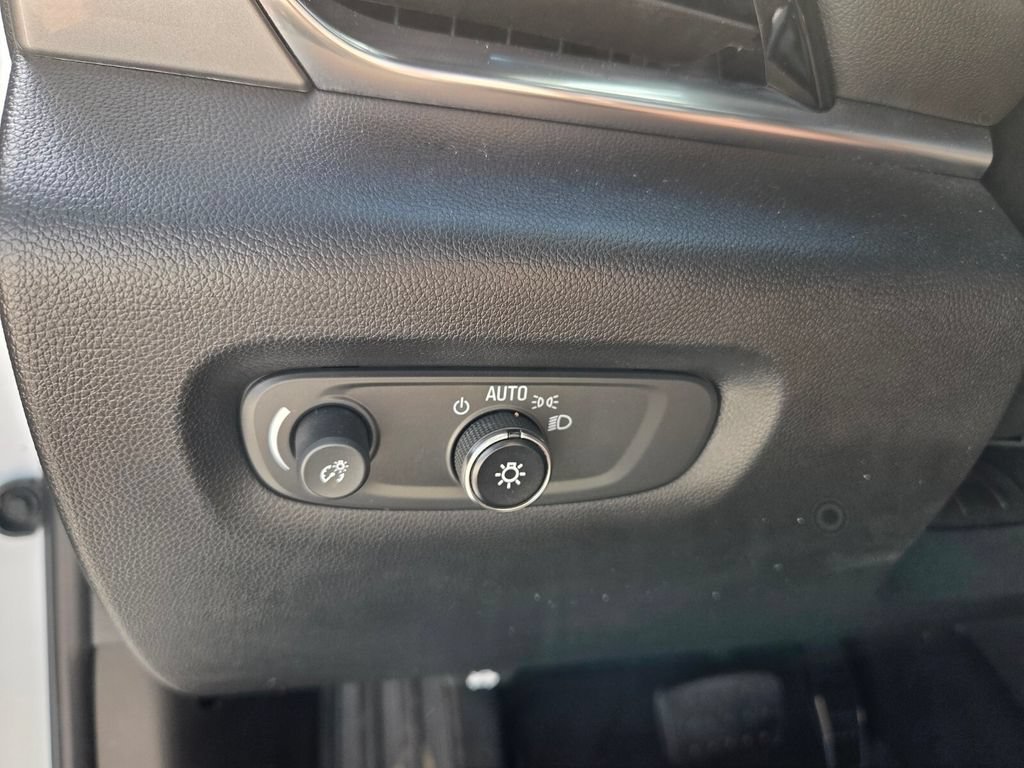 Used 2023 Chevrolet Traverse LT FWD image 24