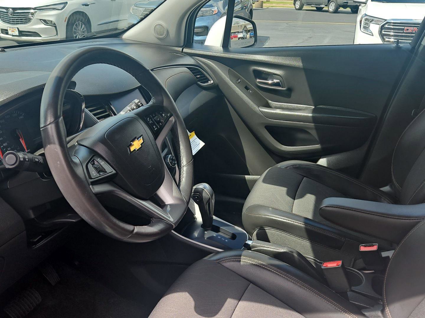 Used 2022 Chevrolet Trax LT w/ LT Convenience Package AWD/4WD image 9