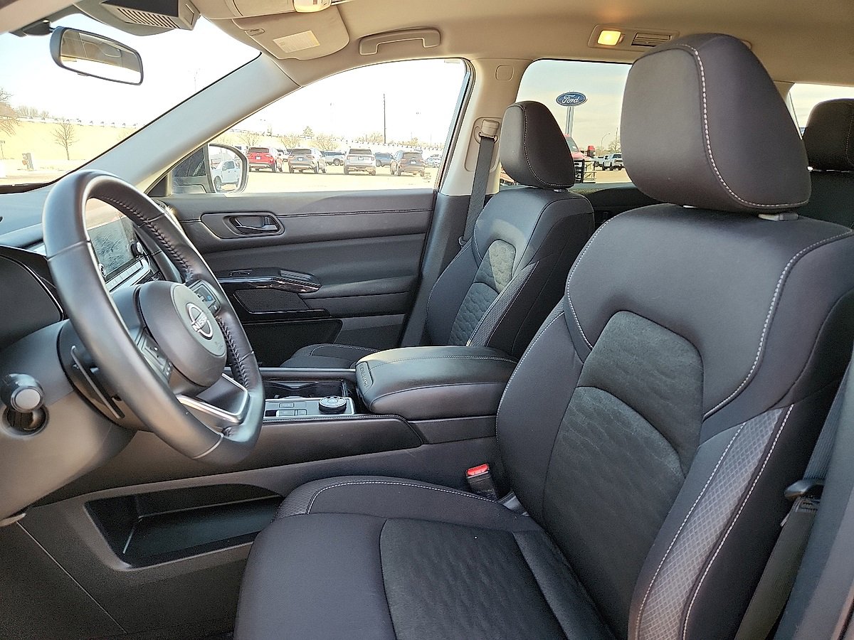 Used 2025 Nissan Pathfinder SV image 7