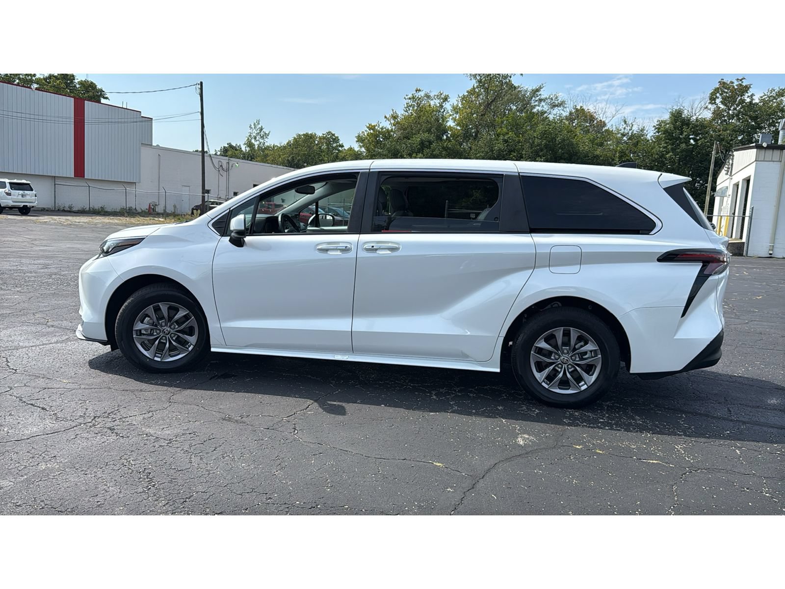 Certified 2024 Toyota Sienna XLE FWD image 4
