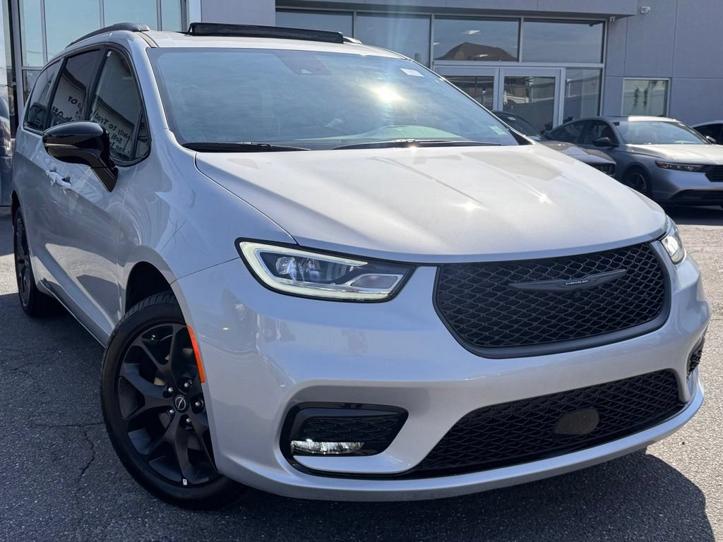 Used 2026 Chrysler Pacifica Limited w/ S Appearance Package AWD/4WD image 1