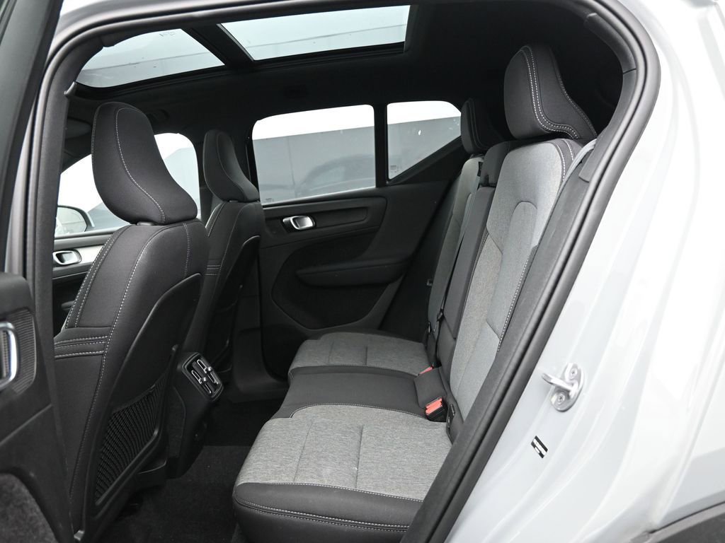Used 2025 Volvo XC40 B5 Core image 16