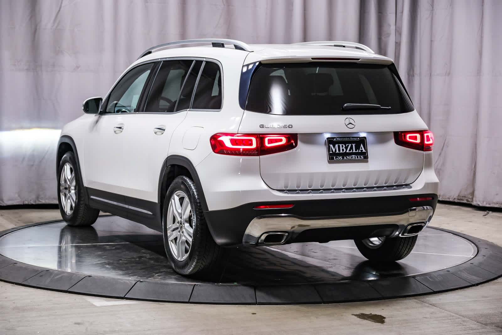 Used 2022 Mercedes-Benz GLB 250 image 2