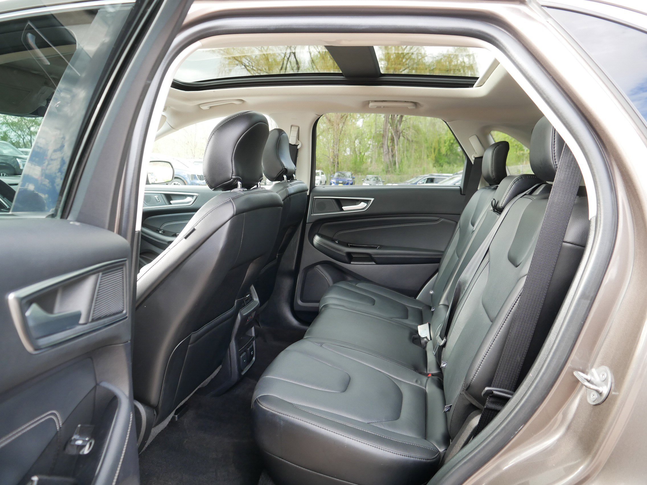 Used 2019 Ford Edge Titanium w/ Equipment Group 301A AWD/4WD image 35