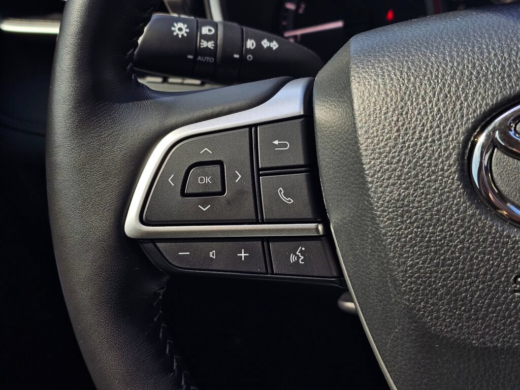 Used 2025 Toyota Highlander XLE AWD/4WD image 25