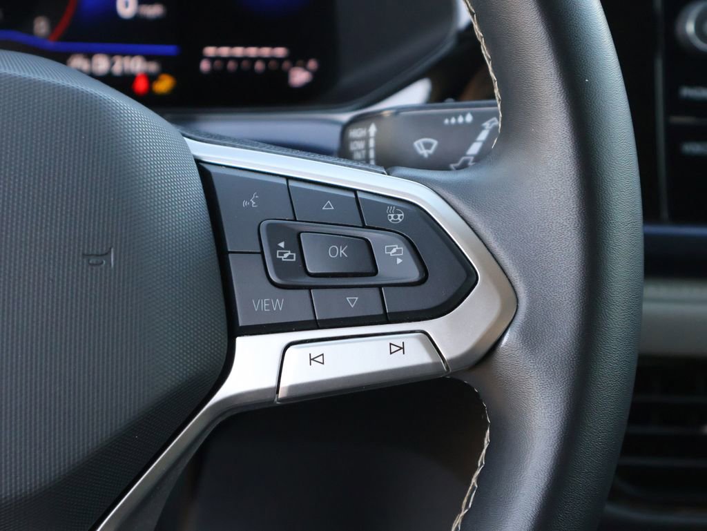 Certified 2024 Volkswagen Taos SE image 33