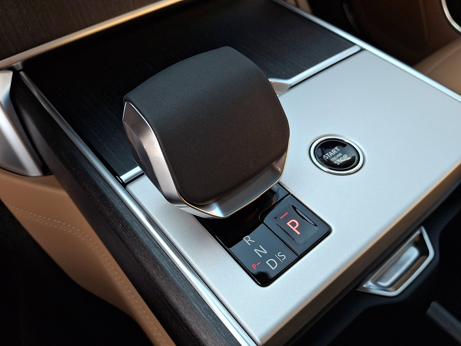 New 2026 Land Rover Range Rover SE image 13