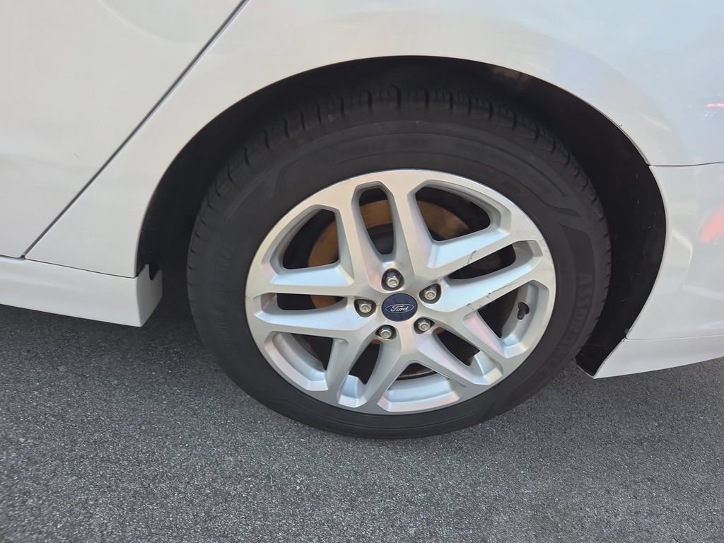 Used 2015 Ford Fusion SE w/ Equipment Group 202A FWD image 6