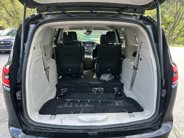 Used 2024 Chrysler Pacifica Limited FWD image 22