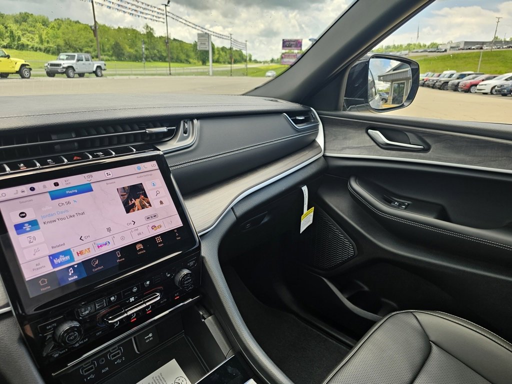 New 2025 Jeep Grand Cherokee L Limited w/ Luxury Tech Group II image 45