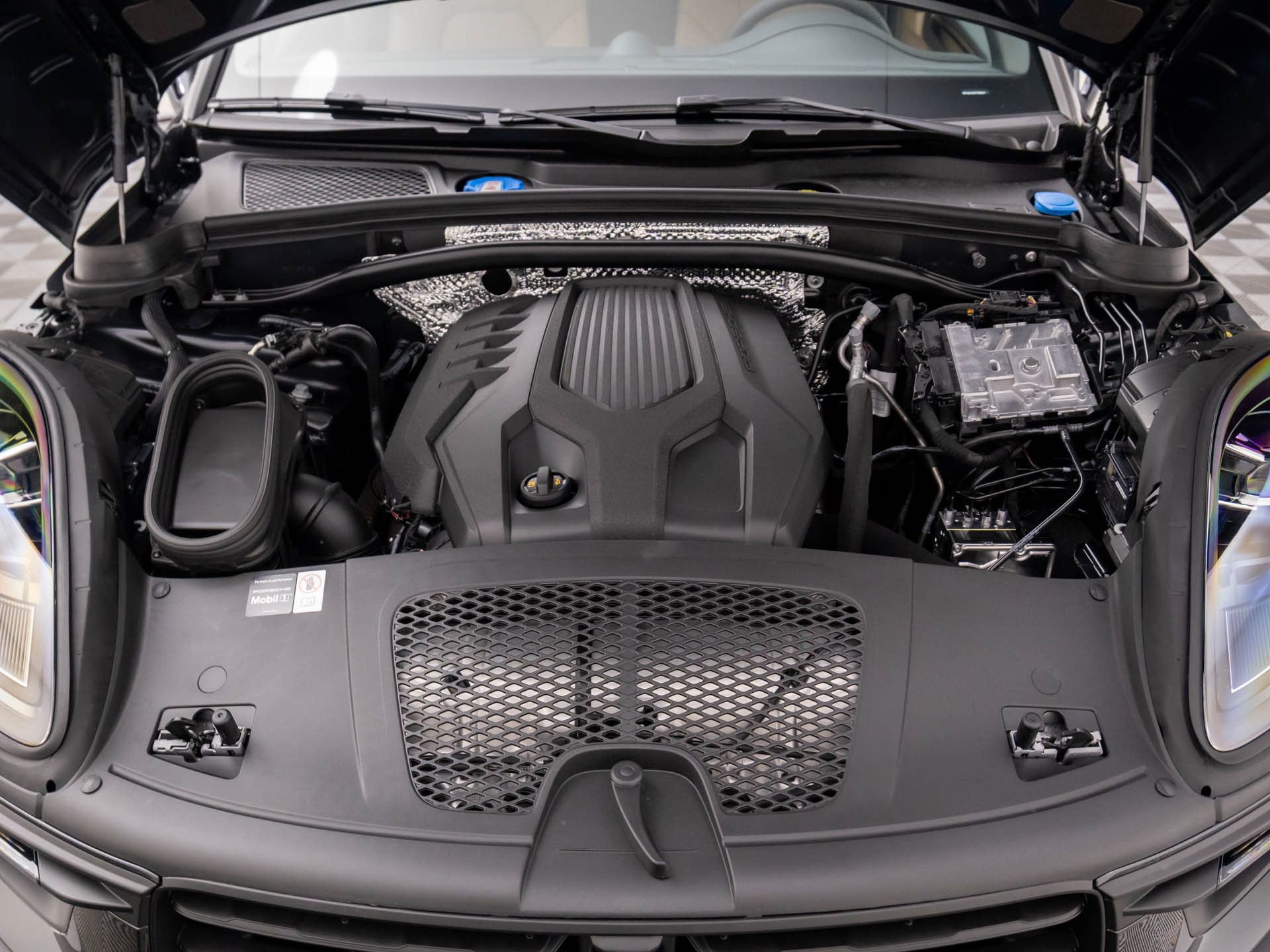 Certified 2026 Porsche Macan image 28