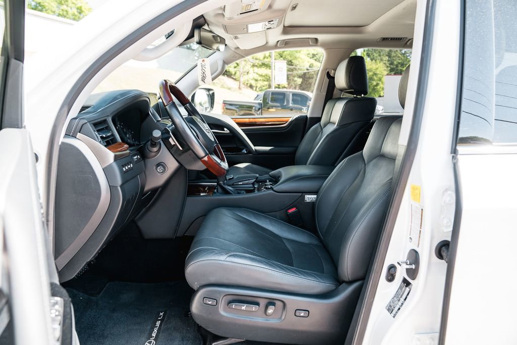 Used 2021 Lexus LX 570 4WD w/ Luxury Package image 25