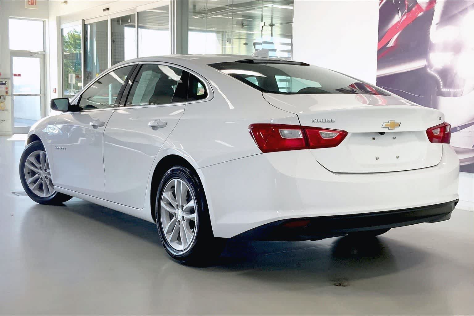 Used 2017 Chevrolet Malibu LT FWD image 4