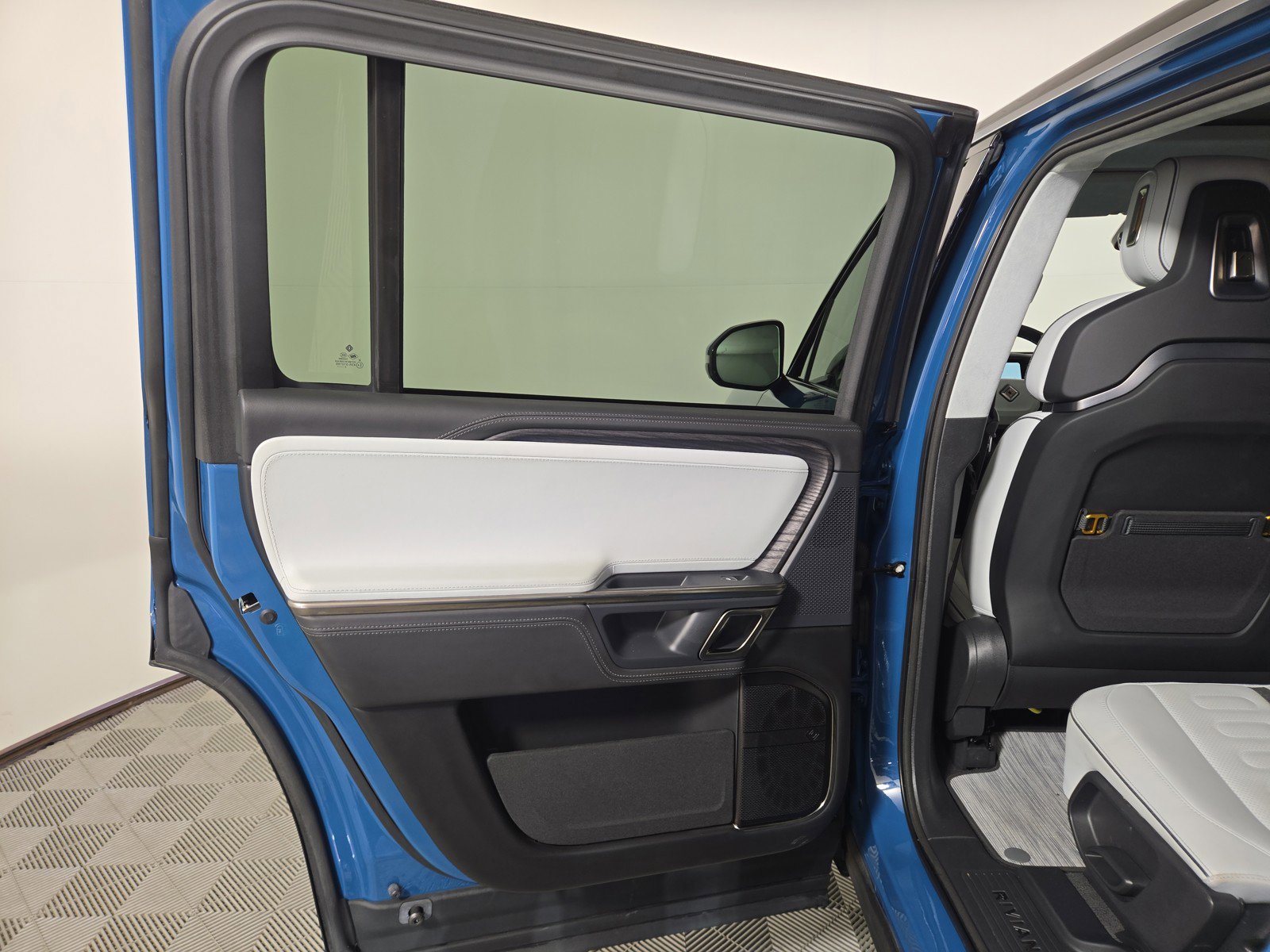 Used 2023 Rivian R1S Adventure AWD/4WD image 17