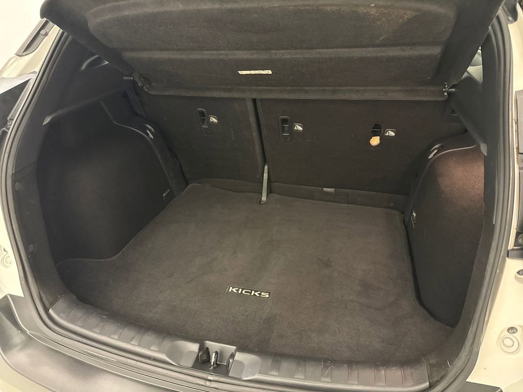 Used 2018 Nissan Kicks SR image 11