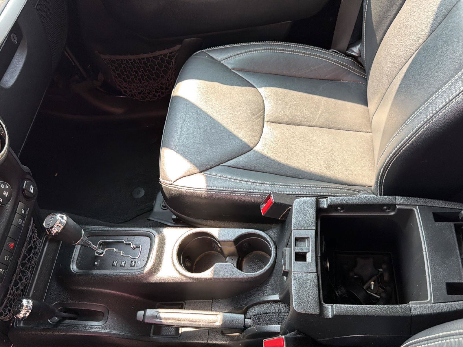 Used 2018 Jeep Wrangler Unlimited Sahara w/ Connectivity Group AWD/4WD image 16