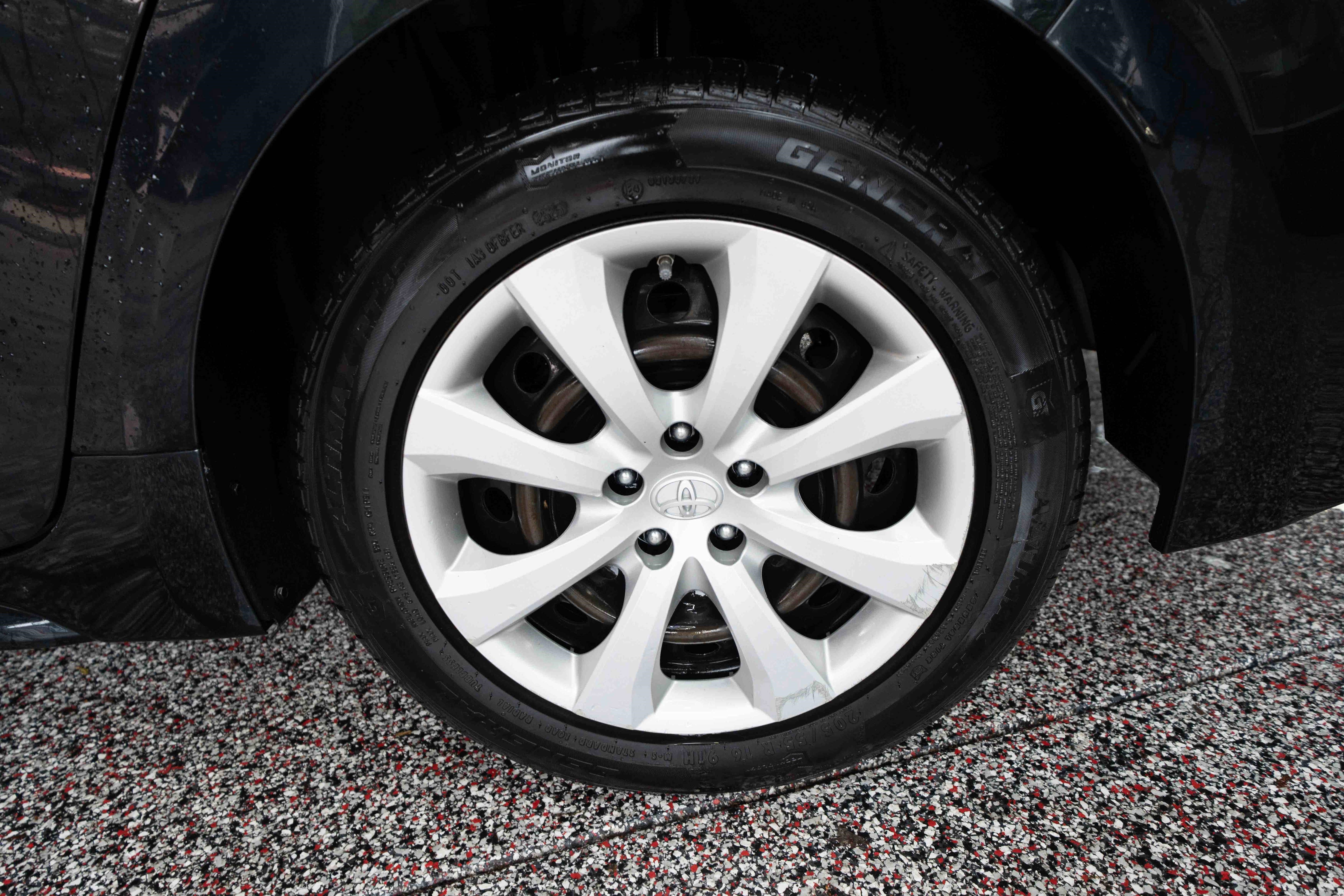 Used 2021 Toyota Corolla LE w/ Carpet Mat Package (TMS) image 28