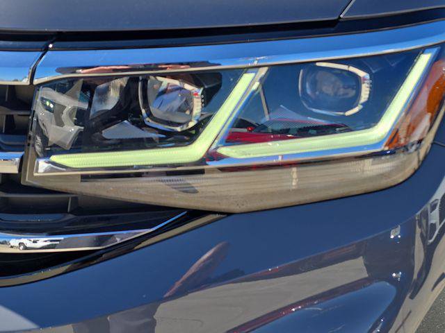 Used 2022 Volkswagen Atlas Cross Sport SEL R-Line AWD/4WD image 35