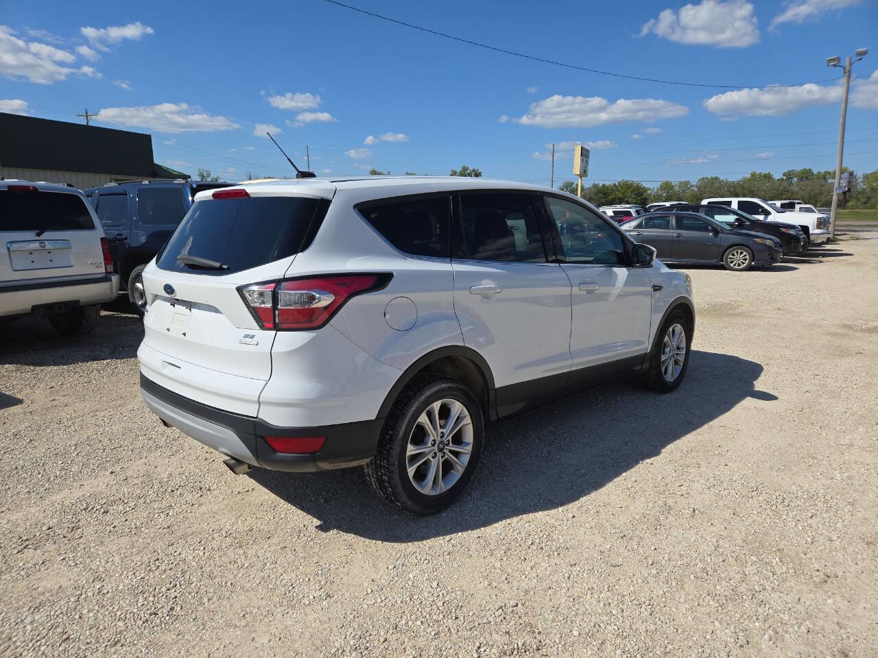 Used 2017 Ford Escape SE image 3