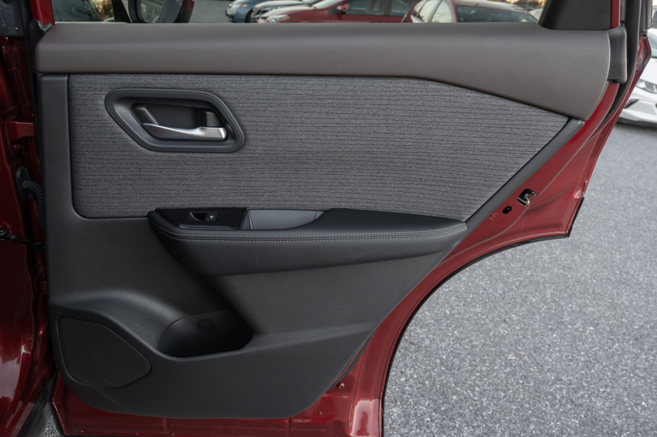 Used 2023 Nissan Rogue SV image 30