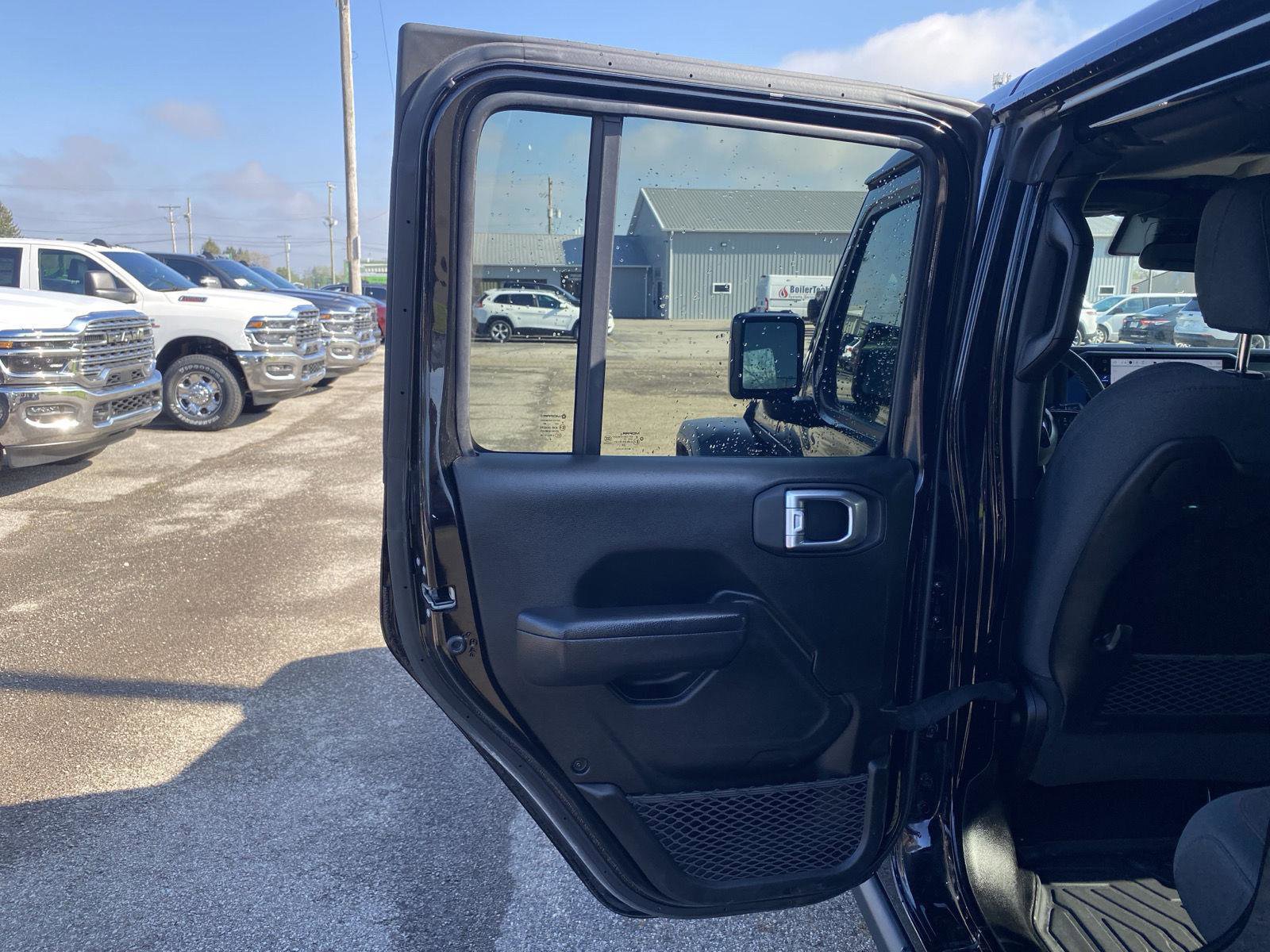 Used 2025 Jeep Wrangler Unlimited Rubicon w/ Convenience Group AWD/4WD image 25