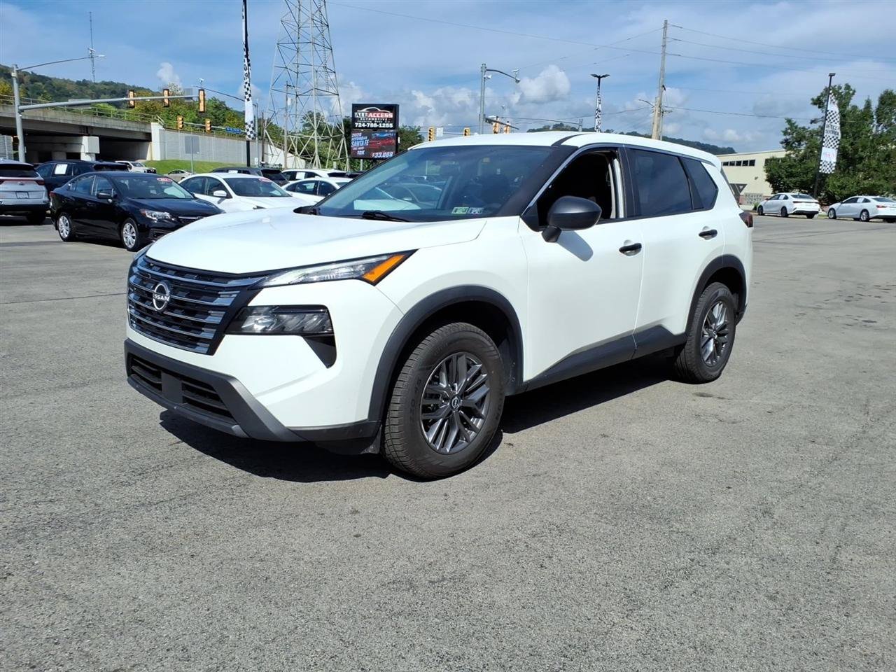 Used 2024 Nissan Rogue S AWD/4WD image 3