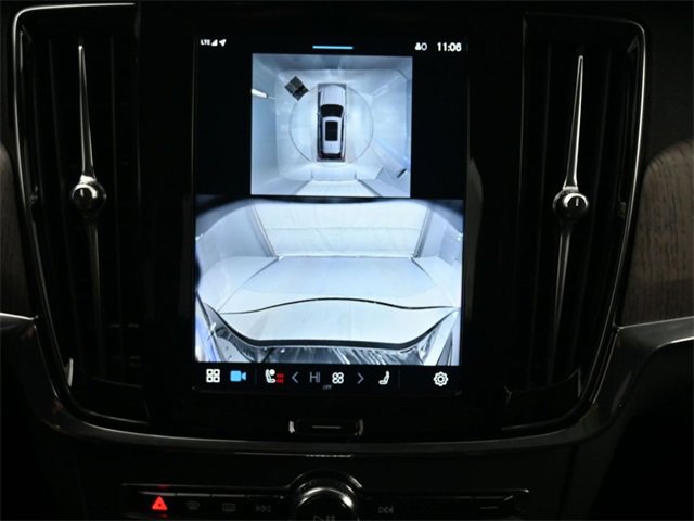 Certified 2024 Volvo V90 B6 Cross Country Plus image 21