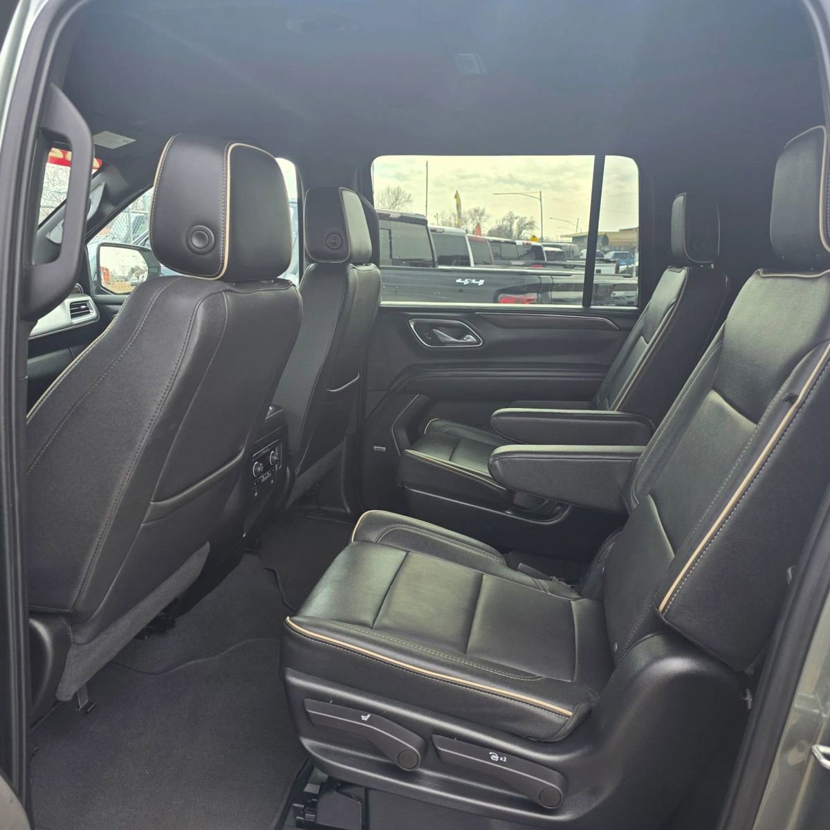Used 2023 Chevrolet Suburban Premier RWD image 9