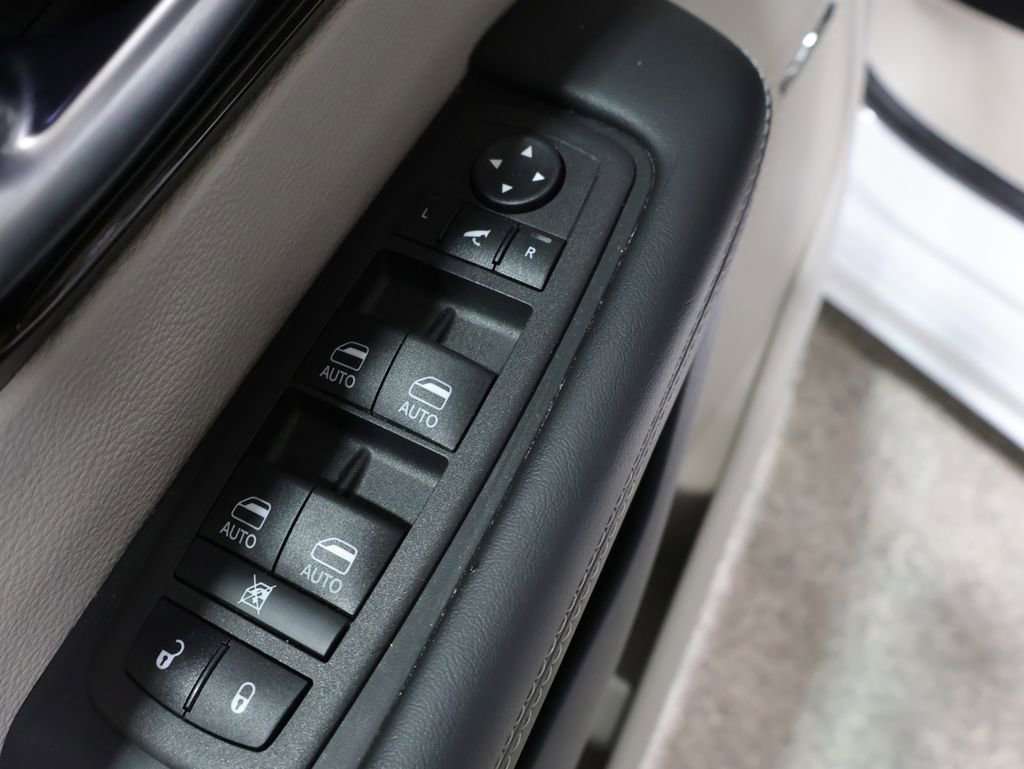 Used 2024 Chrysler Pacifica Limited w/ Uconnect Theater Family Group image 15