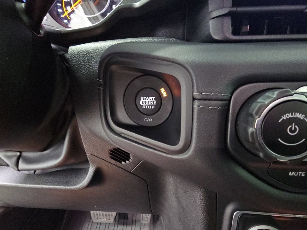Used 2025 Jeep Gladiator Mojave w/ Convenience Group AWD/4WD image 25