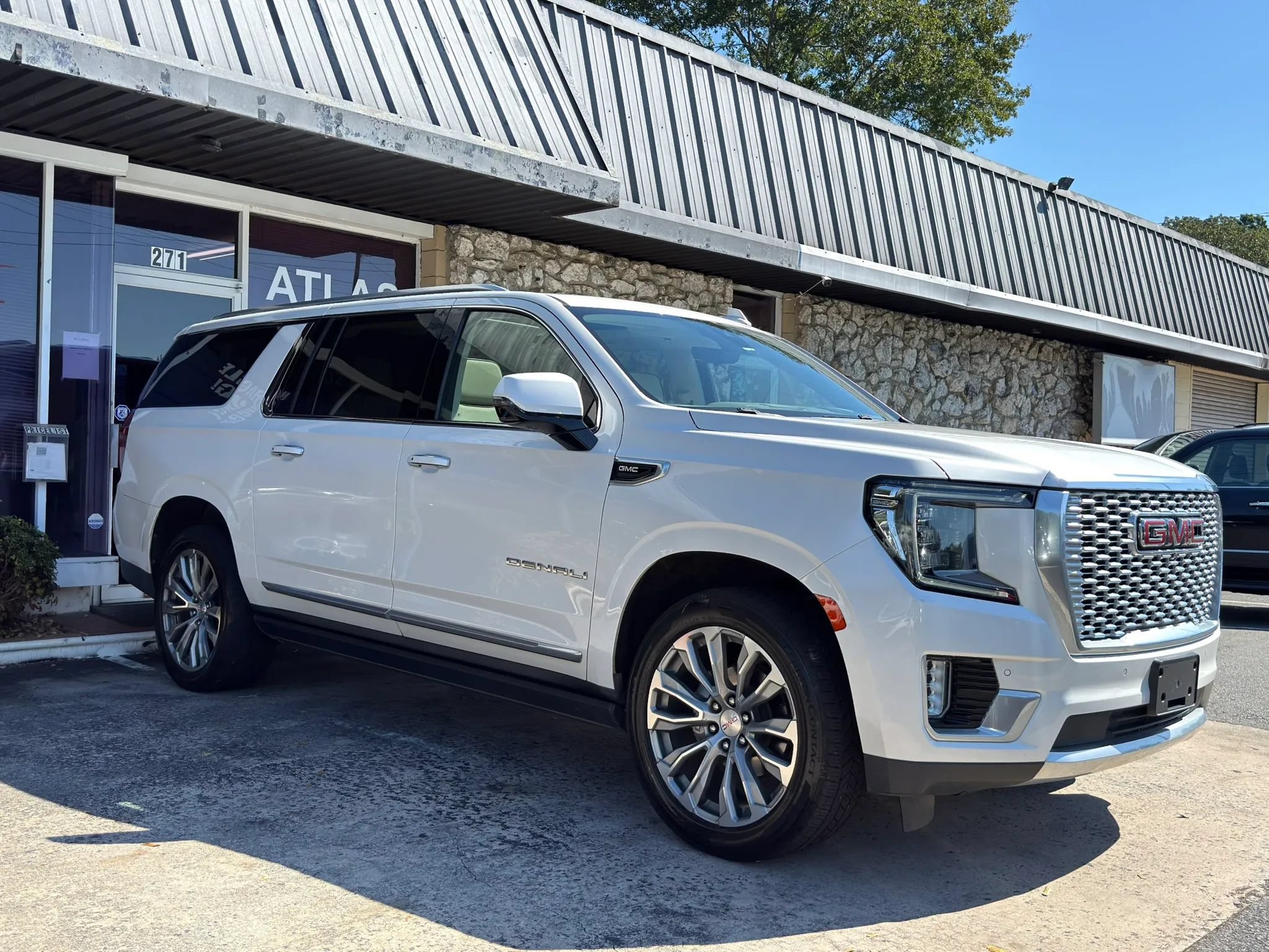 Used 2021 GMC Yukon XL Denali w/ Denali Premium Package RWD image 4