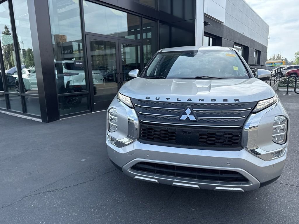 Used 2022 Mitsubishi Outlander SE image 3