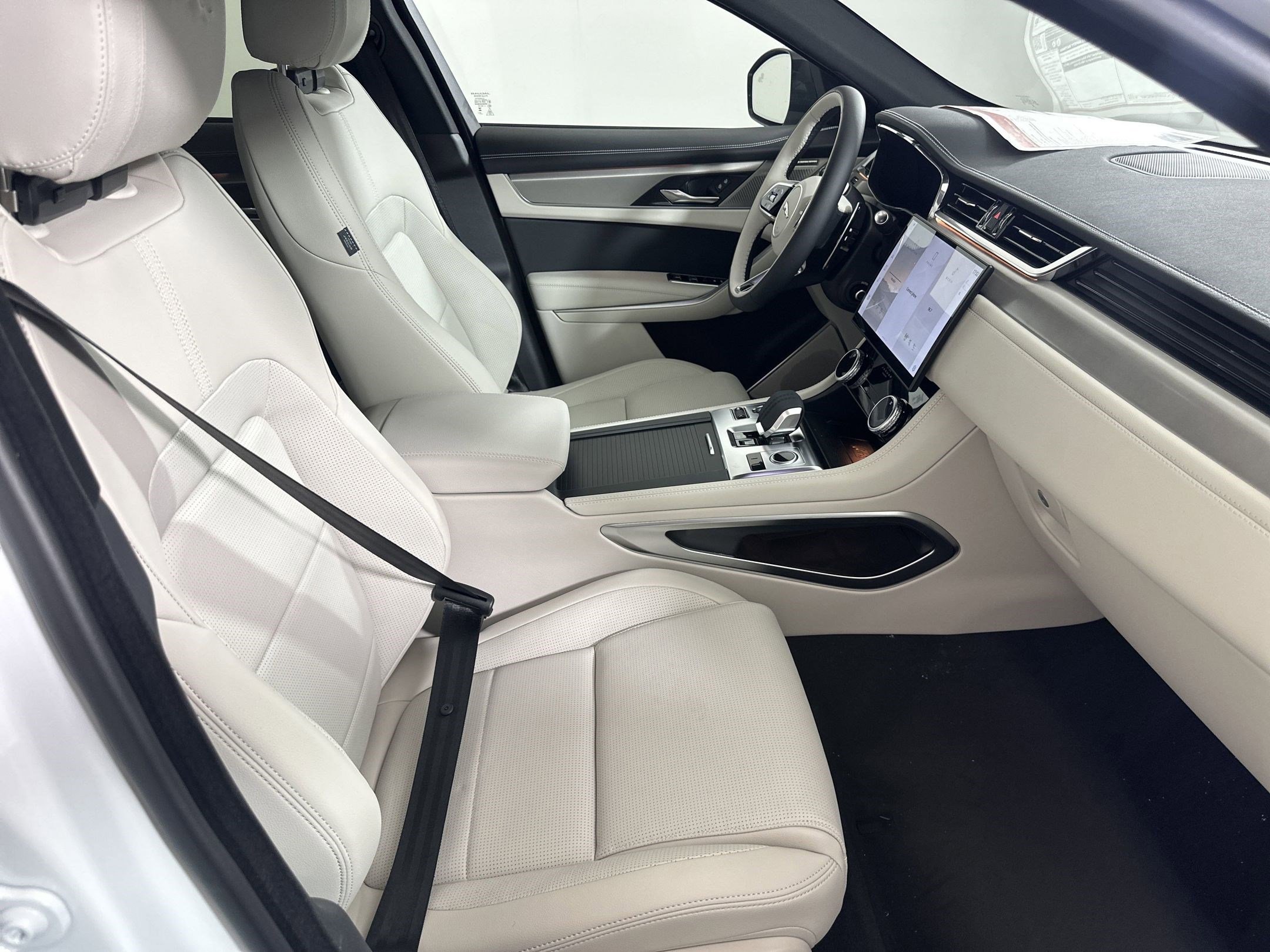 Used 2026 Jaguar F-PACE R-Dynamic S image 19