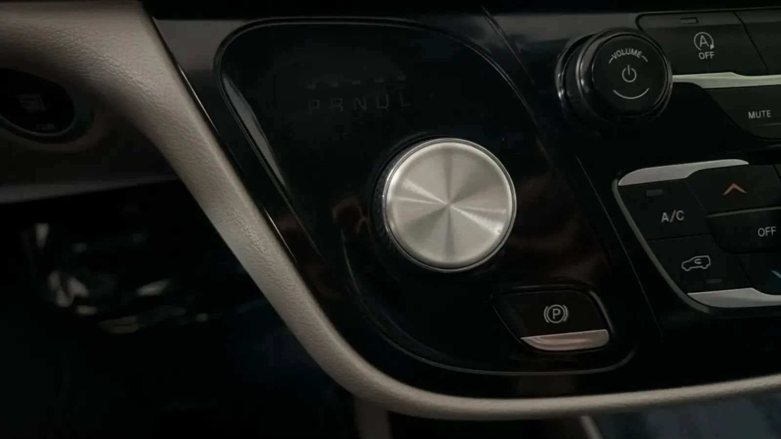 Used 2019 Chrysler Pacifica Touring-L FWD image 12