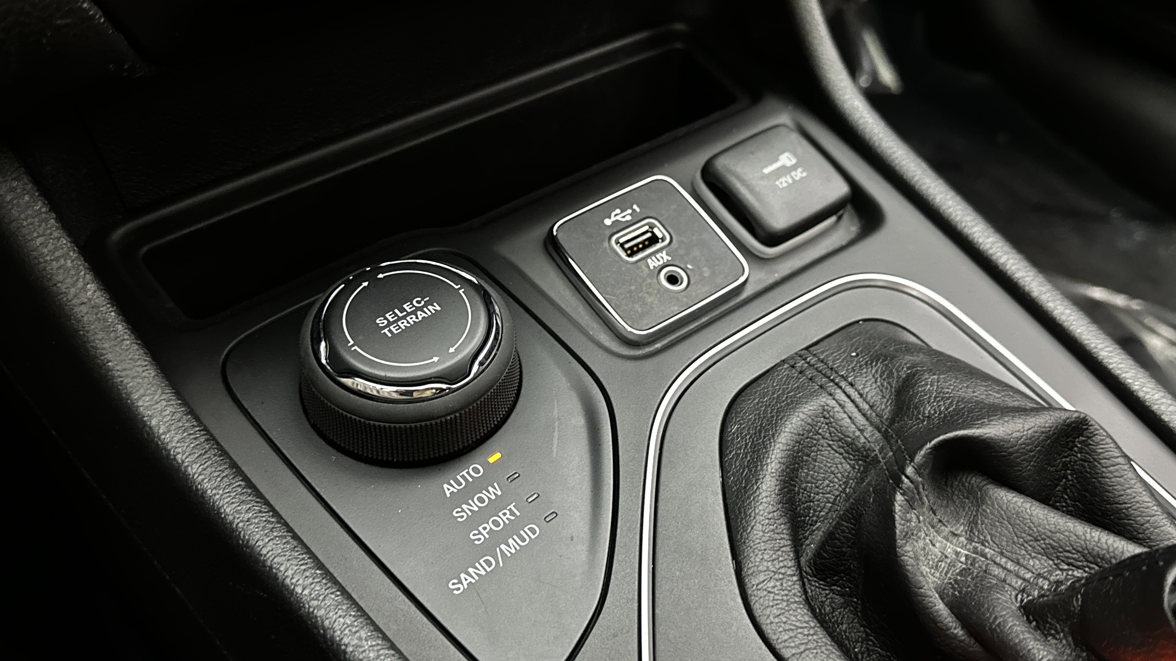 Used 2022 Jeep Cherokee Latitude Lux w/ Sun & Sound Group AWD/4WD image 21