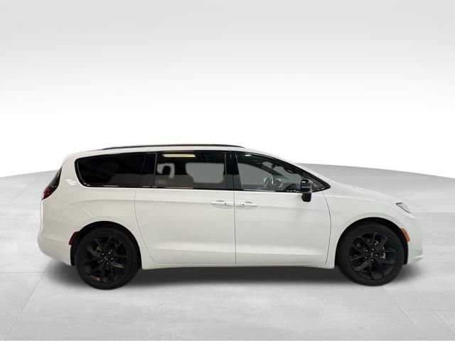 Certified 2025 Chrysler Pacifica Limited image 7