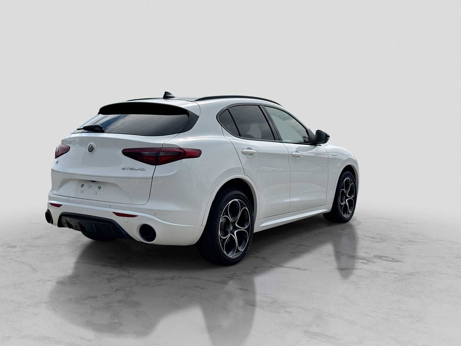 Used 2023 Alfa Romeo Stelvio Veloce AWD/4WD image 6