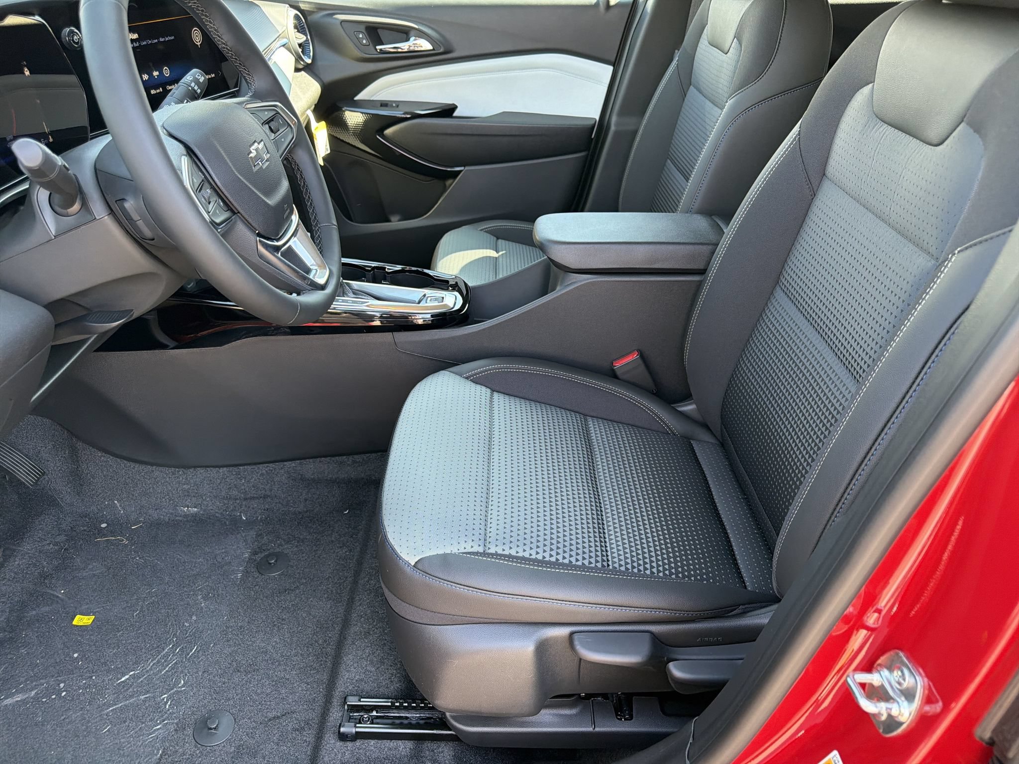 New 2026 Chevrolet Trax LT w/ Sunroof Package FWD image 25